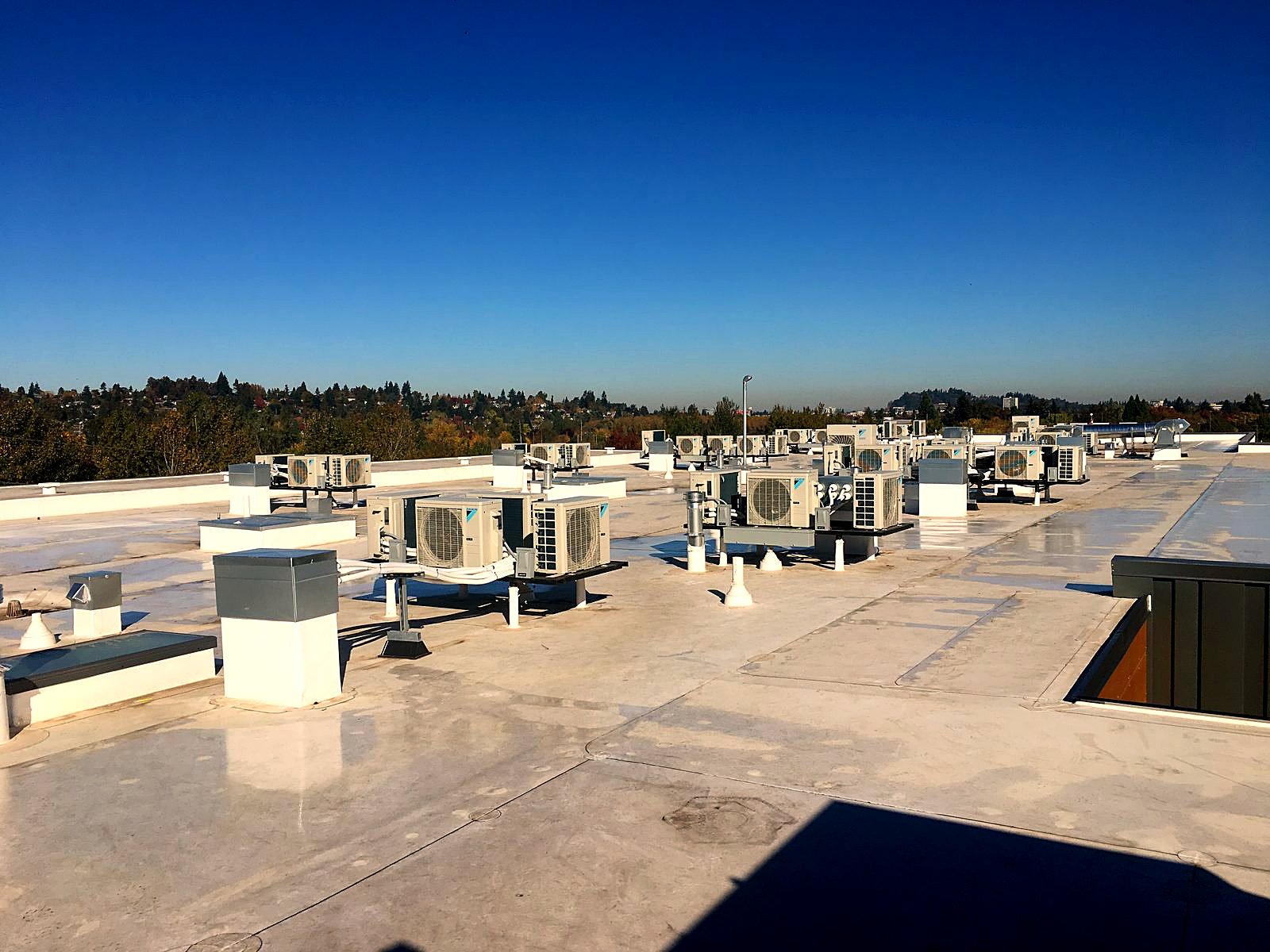 Multi-unit rooftop condenser array